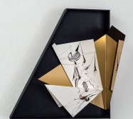 Nina Annabelle Märkl | Idole 3 | Tusche auf gefaltetem Papier, Cutouts, Holz, Spiegelmetall, Plexiglas | 40 x 42 x 15 cm | 2018