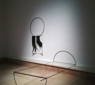 Frames | 180 x 200 x 250 cm | Stahl, Magnete und Tusche auf Papier | Installationsansicht THE BIG SLEEP, Haus der Kunst München | 2019