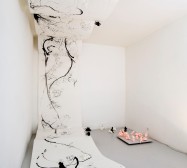Mutares | Tusche auf Papier, Paperclay | 2000 x 145 cm | Installation | 2020 | Foto: zeegaro