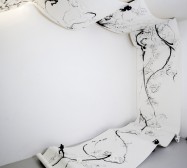 Mutares | Tusche auf Papier, Paperclay | 2000 x 145 cm | Installation | 2020 | Foto: zeegaro