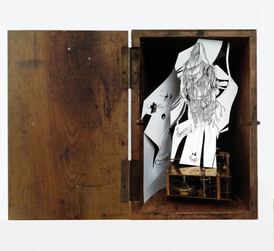 Letztes_Nina Annabelle Maerkl_Automat_28 x 21 x 15 cm_Tusche auf Papier, Cutouts, objet trouve_Box_2020