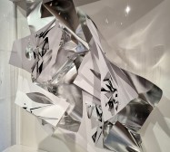Triple Folds 5 | Tusche auf gefaltetem Papier, Cutouts, Makrolon, Holz, Magnete, Archivkarton | 70 x 80 x 30 cm | 2021