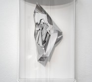 Triple Folds 1| Tusche auf gefaltetem Papier, Aluminium, Holz, Makrolon | 60 x 40 x 30 cm | 2021