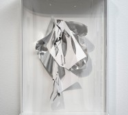 Triple Folds 4 | Tusche auf gefaltetem Papier, Aluminium, Holz, Makrolon | 80 x 70 x 30 cm | 2021