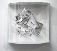 Triple Folds 5 | Tusche auf gefaltetem Papier, Aluminium, Holz, Makrolon | 70 x 80 x 30 cm | 2021