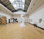 Installationsansicht | Von Symbionten und Monaden | Wand links: Rolf Maria Krückels, Wand rechts: Stefanie Gerstmayr