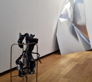 Modular Scapes | Detail Karnivore | Aluminium gefaltet, Objekte aus Modelliermasse und Draht, Sprayfarbe