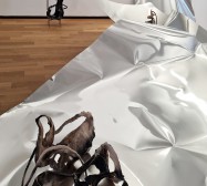 Modular Scapes | Detail | Aluminium gefaltet, Objekte aus Modelliermasse und Draht, Sprayfarbe