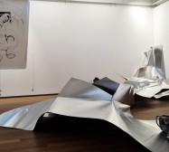 Prozession, Figur 2, Orakel | 2025 | Tusche auf Leinwand | 140 x 105 cm |Installationsansicht Modular Scapes