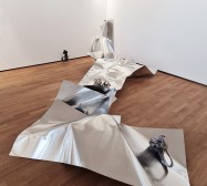 Modular Scapes | Detail | Aluminium gefaltet, Objekte aus Modelliermasse und Draht, Sprayfarbe