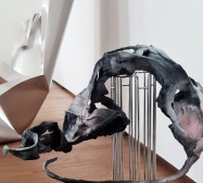 Modular Scapes | Detail Karnivore | Aluminium gefaltet, Objekte aus Modelliermasse und Draht, Sprayfarbe