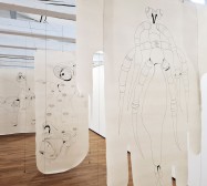 Mehrkörpersysteme | Prozession | Zeichnung auf Leinwand, Stanzösen, Schnur, Bleigewichte | 2025