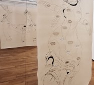 Mehrkörpersysteme | Prozession | Zeichnung auf Leinwand, Stanzösen, Schnur, Bleigewichte | 2025