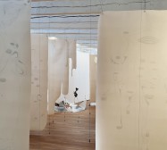 Mehrkörpersysteme | Prozession | Zeichnung auf Leinwand, Stanzösen, Schnur, Bleigewichte | 2025